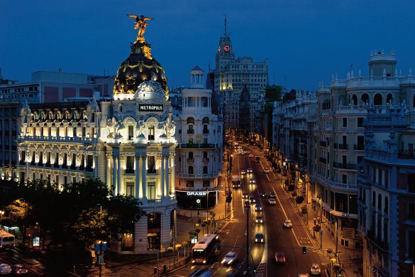 Reiseguide til storbyferie i Madrid, Gran Via om natten